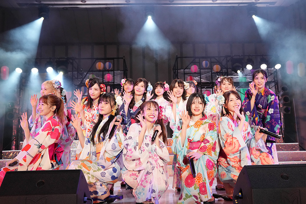 9⽉12⽇（⽇）、⽇⽐⾕野外⼤⾳楽堂にて「MX夏まつり AKB48 2021年 最後のサマーパーティー︕」 を開催し、9⽉29⽇（⽔）リリースの新曲「根も葉もRumor」をコンサート初披露。 前AKB48グループ総監督の横⼭由依が卒業発表を行った。