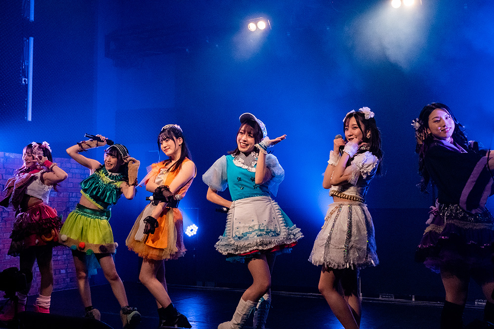 物語を演じるようにTHEラスミーは歌い躍っていた。その姿は、まるでミュージカルのよう。そこへ楽しさと同時に、ストーリー性を覚えてゆくのも、一人一人が舞台を彩るキャストになって輝きを放っていたからだ。 「iColony LIVE EXTRA」THEラスミー編