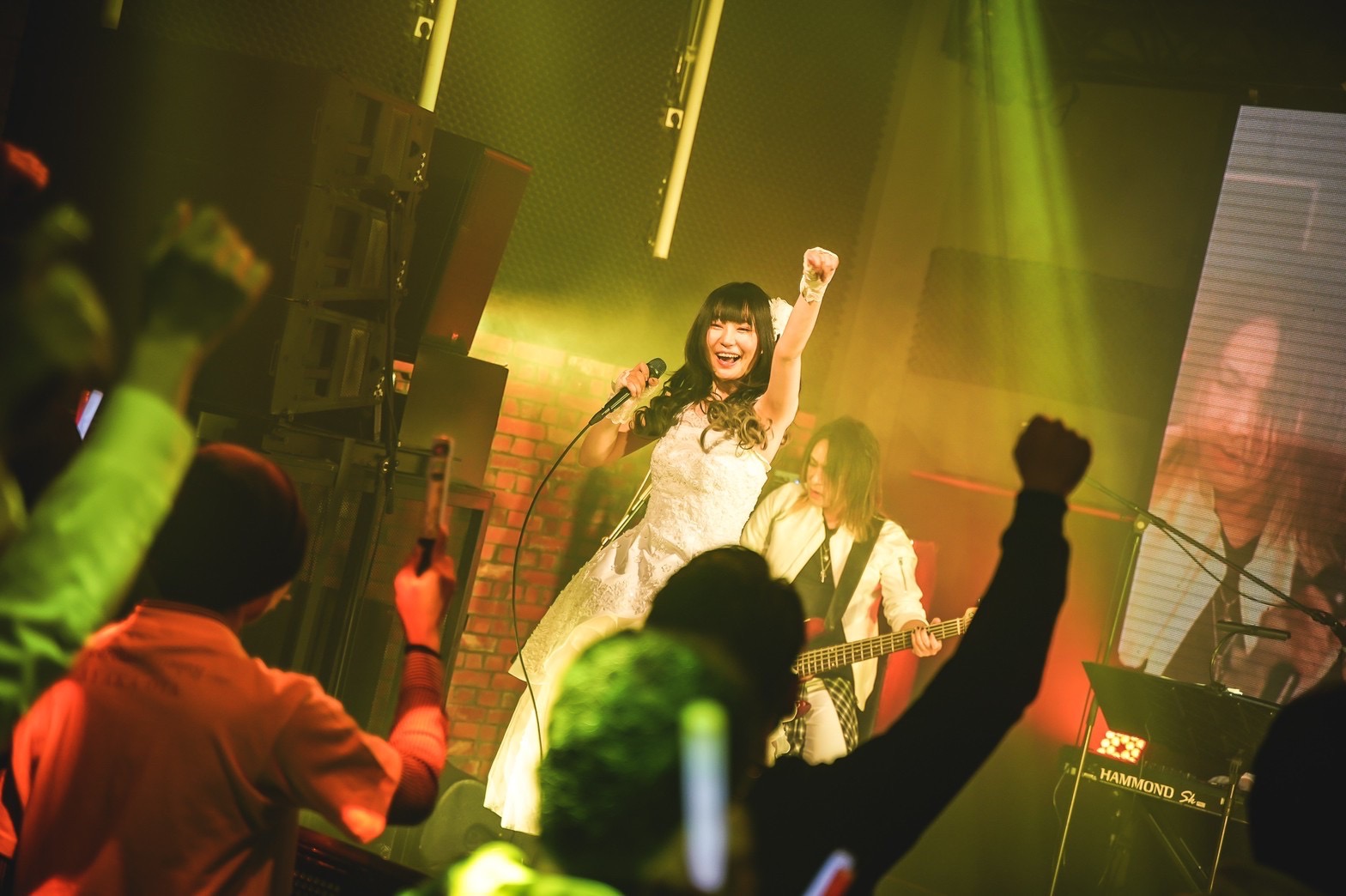 声優・アーティストの太田彩華、レコ発ライブで見せた「笑顔(白)と情熱(赤)」2つの魅力を持った姿。