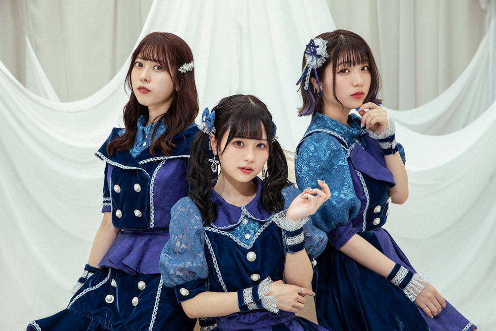 ワタシを踊る」3人組アイドルグループcom、 ブルーな新衣装に身を包ん