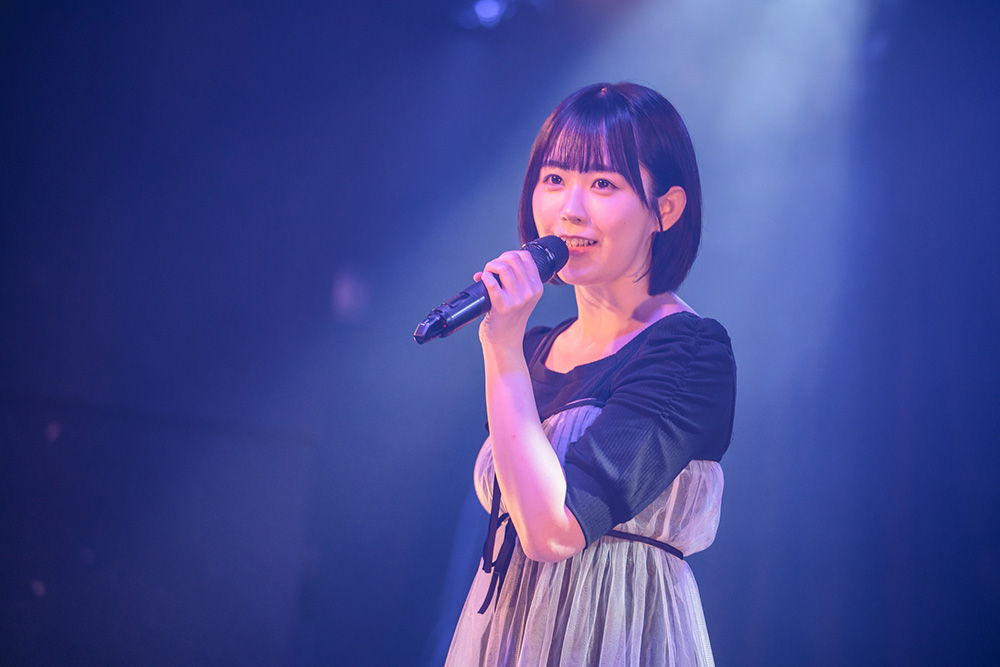 一つ一つ，楽曲という物語のページをめくるたびに、いろんな心模様や胸揺らす景色を描き出す。触れるたびに惹かれる謎が増えてゆく、そんな夜道雪のライブを味わえたのが嬉しい。 「アニソン・ゲーソンサミット『電脳DIVE Vol.10』」夜道 雪編