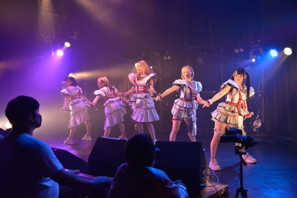 エモーショナル??いやいや、激エモなライブパフォーマンスだ。魂を燃えたぎらせ歌い踊るCaress Van Endの姿に触れ、気持ちがずっと奮い立っていた。 Caress Van End　ライブレポート