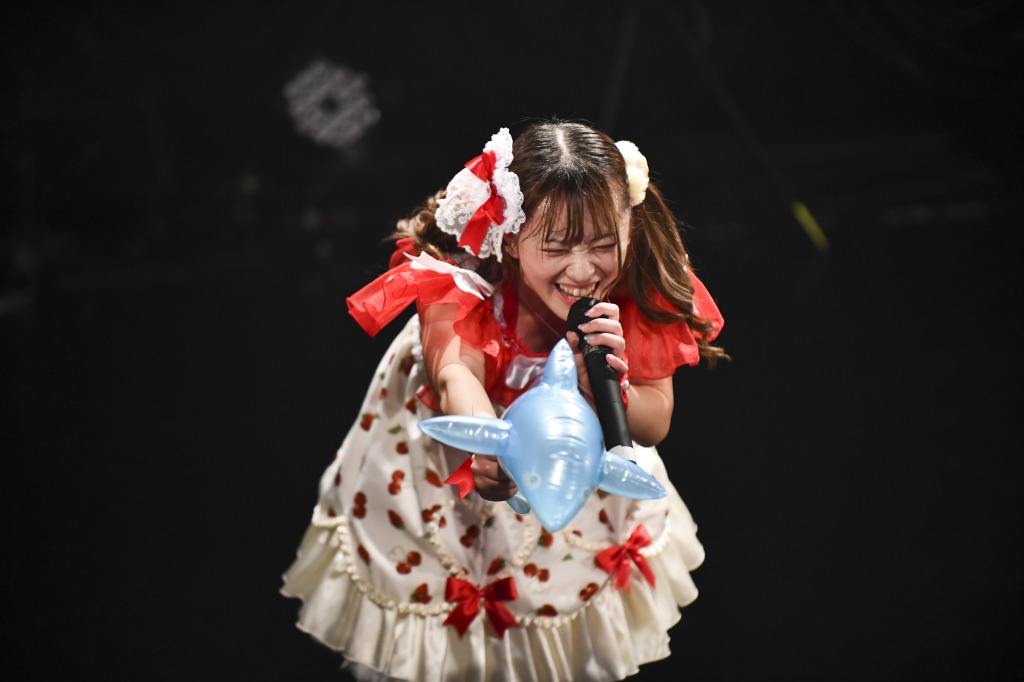 アイドルらしい甘い姿を見せながらも、1曲ごと巧みに表情を塗り替え、見ている人たちたちを魅了してゆく。さすが、魅惑のラブスターこと七星七愛だ。 「FAZ vol.3」ライブレポート    七星七愛編