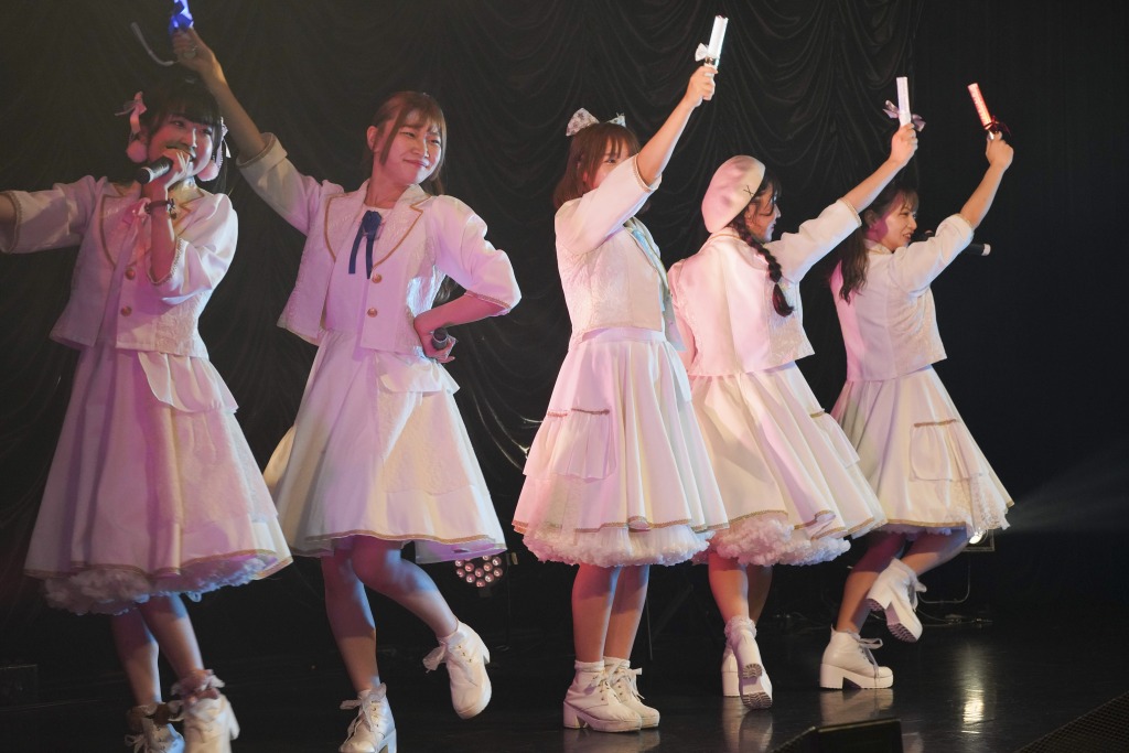 にとくり。は淡い乙女の心模様で、愛らしい声を響かせ歌っていた。その甘く眩しい姿に、胸がキュンと鳴り続けていた。 「FAZ vol.3」ライブレポート    にとくり。編