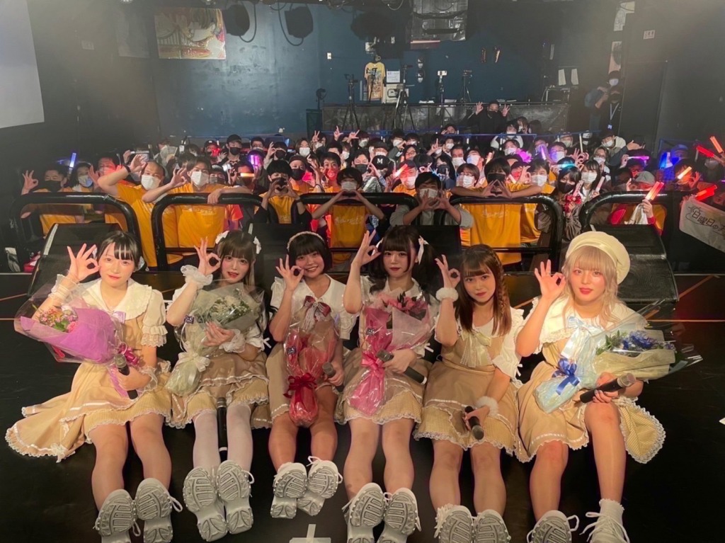 1周年ワンマン公演より、日曜日のアプレミディに新メンバーが加入。その先に輝く夢の景色、一緒に観に行かないか!!!!!! 「日曜日のアプレミディ 1st.Anniversary Live -Orange- @Spotify O-Crest」公演レポート