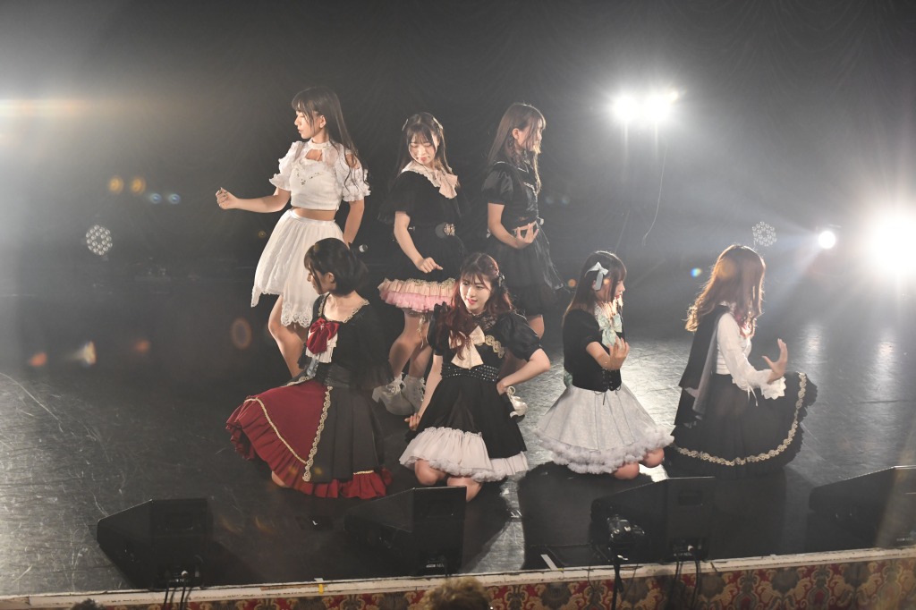 TEARS-ティアーズ-のライブに触れている間中ずっと、ドキドキとした恋の告白を受け続けているようだった。そりゃあ、浮かれて騒いじゃうのも当然だよな。 「FAZ vol.3」ライブレポート    TEARS-ティアーズ-編