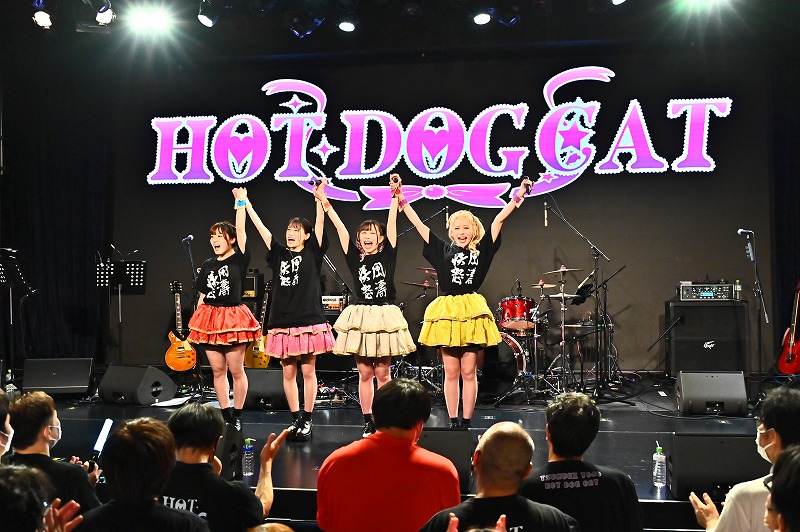 超弾けたガルパン（ガールズパンクロッカー）になったHOT DOG CATの５周年記念単独公演を、お届け。