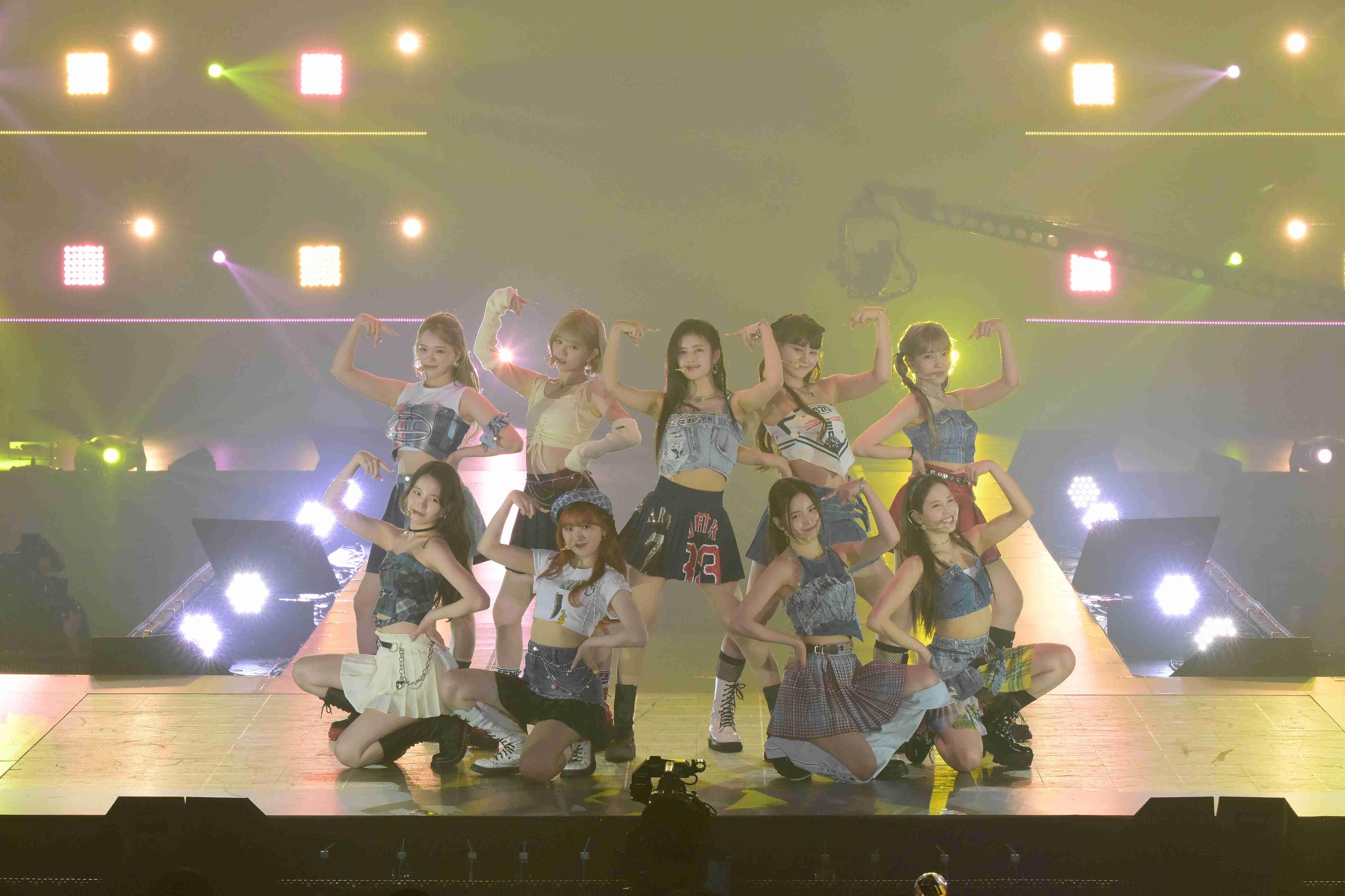 “NiziU”「Rakuten GirlsAward 2023 SPRING/SUMMER」に登場し、大ヒット曲「Paradise」等３曲をパフォーマンス！！AYAKAとNINAの「ANNA SUI」ランウェイ登場にも熱視線集中！！初のファッションイベントで会場のオーディエンスを魅了！！