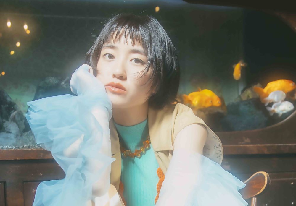 ツチヤカレンのメジャーデビューシングル「オキナワ」リリース＆新ビジュアル公開！