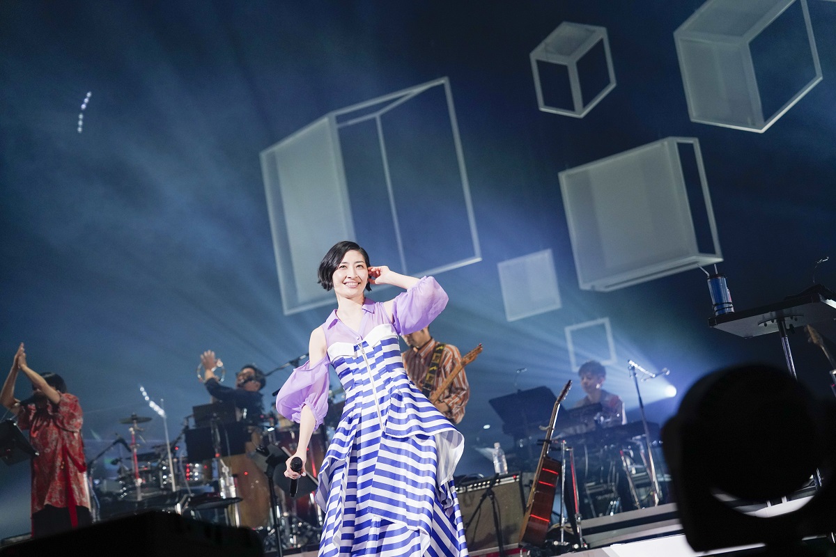 坂本真綾　大合唱でラストを飾ったLIVE TOUR2023「記憶の図書館」東京振替公演最終日ライブレポート