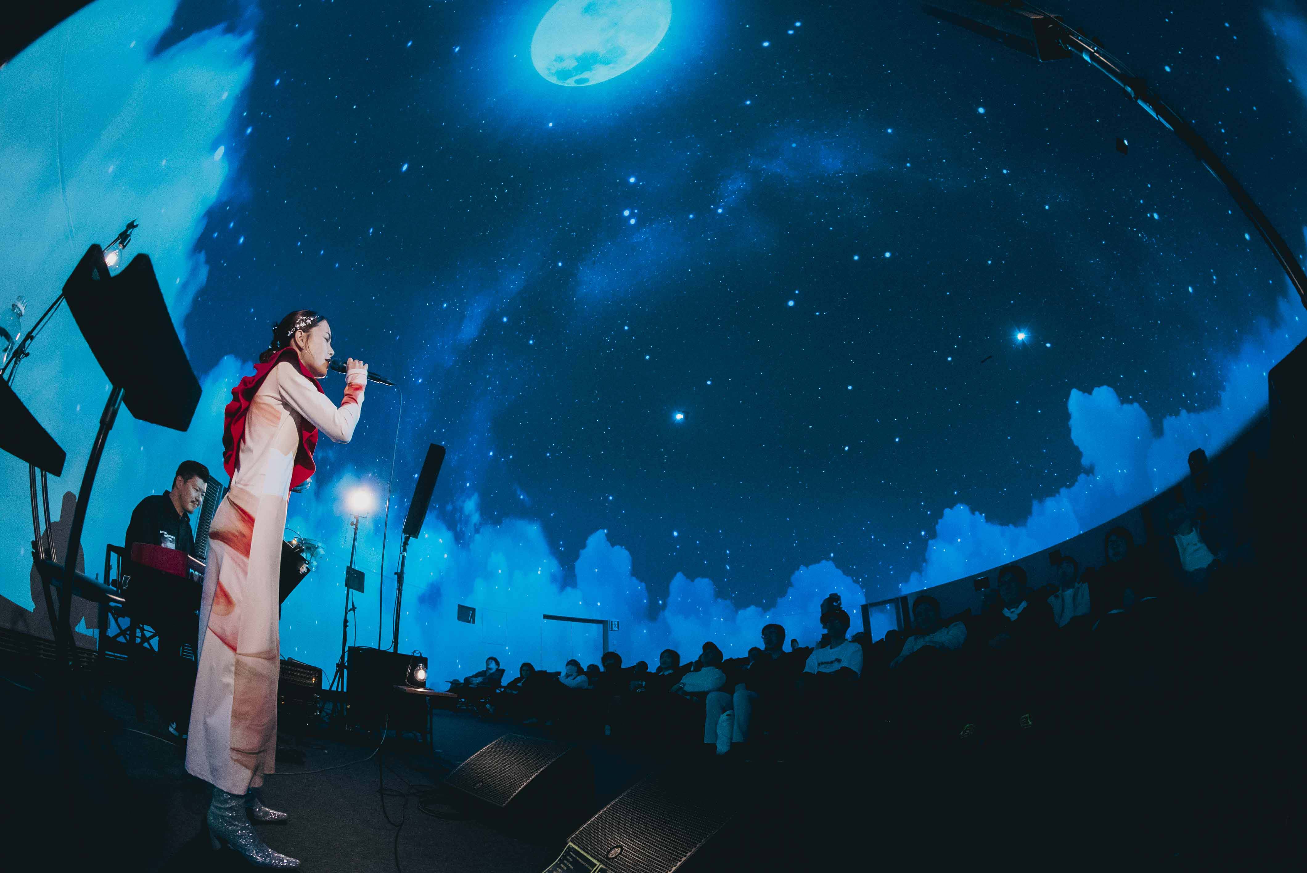 安田レイ、初のプラネタリウム公演開催！自身の楽曲からの選曲に加えて、中島美嘉「ORION」など、星にまつわる名曲カバーも披露！