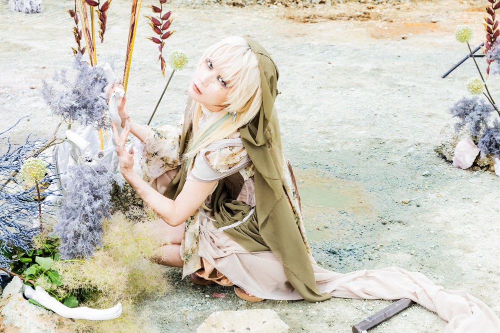 Reol、スマホゲーム『地獄楽 パラダイスバトル』の主題歌「うつくしじごく」MV公開！ 地獄を彷徨いながらも美しい姿を表現