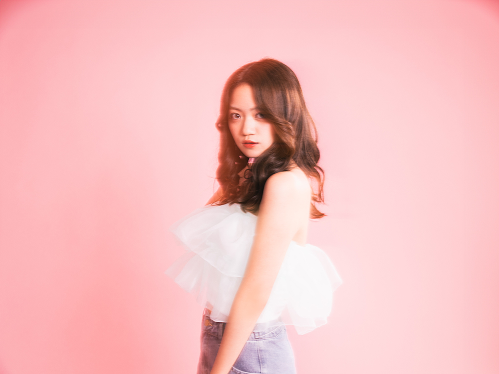 吉川茉優、史上もっともビターな新曲「Bubble」を配信リリース！
