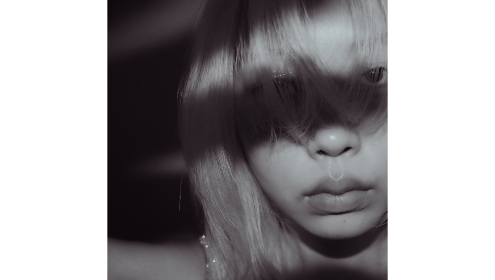 唯一無二の歌声で注目を集めるシンガーソングライター、Aki  最新曲「恋に恋して」Music Video公開。