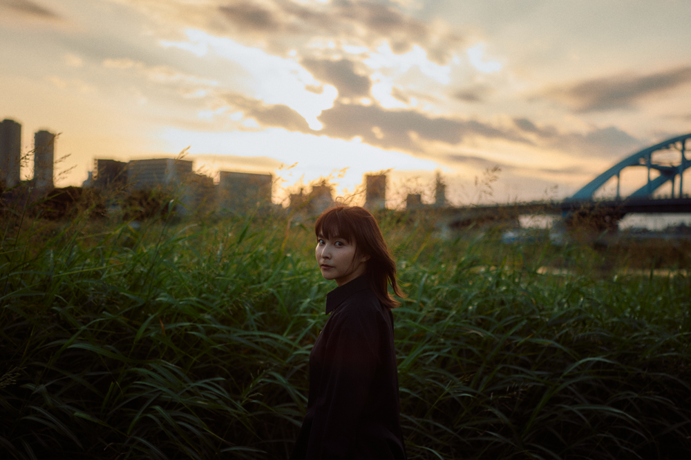 サカグチアミ、約6年半ぶりのオリジナルフルアルバム『who am i？』リリース決定！ 弾き語り東名阪ツアーの開催も発表！