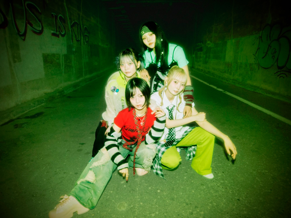 NEK!、9月2日リリースのメジャー1st EP『B!NARY』初回盤収録の特典ライブ映像より、NEK!の超絶技巧が詰まった大人気曲「zero-sum」のライブ
