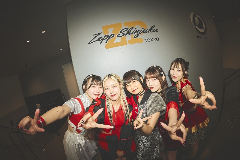 RED-Iワンマン公演レポート。メンバーが客席へ降りて観客たちとぐちゃぐちゃになって暴れ倒した場面も登場。RED-iがZepp Shinjuku単独公演で描き出