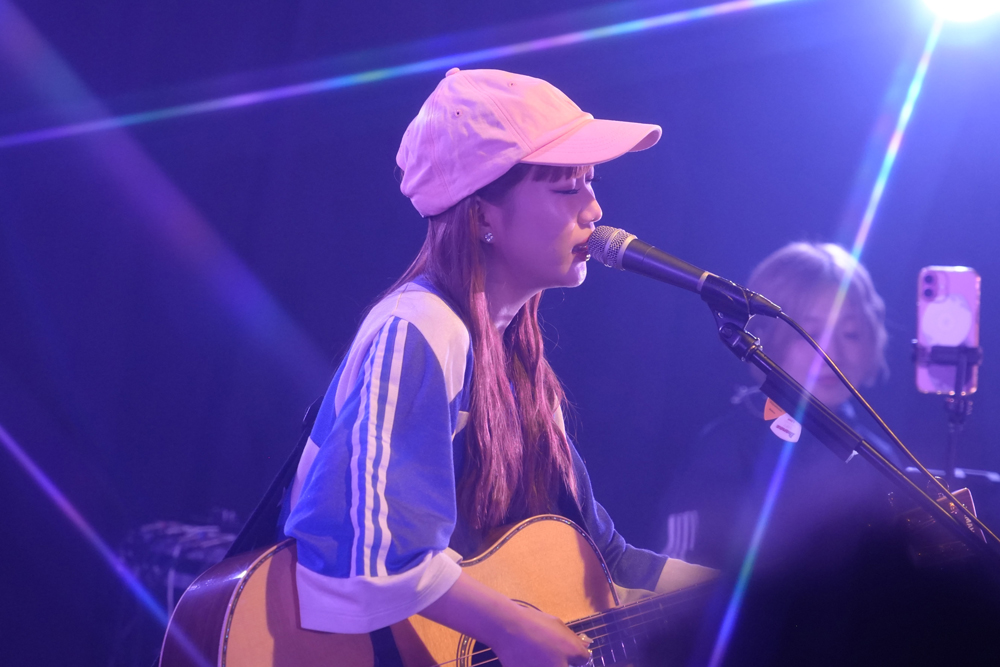 シンガーソングライター丸山純奈が、ライブを熱く彩る疾走感あふれる