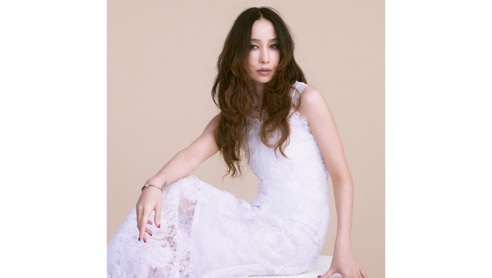 中島美嘉、「祈り、終われば」MVを公開！ 夜の公園でヒトリエの
