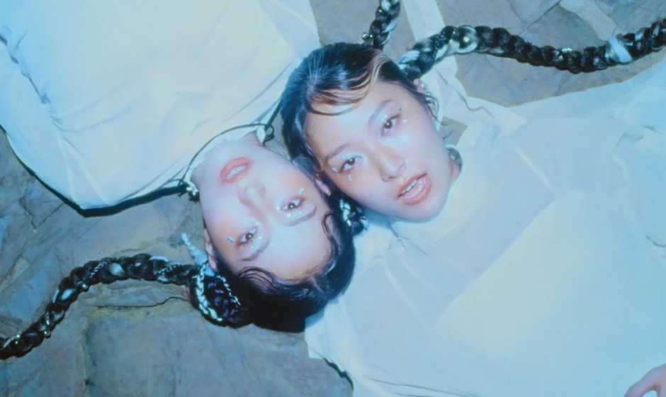 双子姉妹ユニットweak.butterfly、3rdシングル「blue love」リリース！アーティスト立石従寛による、音と映像が呼吸を合わせるかのような美しい