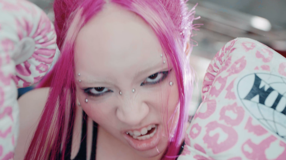 ちゃんみな最新楽曲「WORK HARD」豪華キャスト集結の情報過多なMUSIC