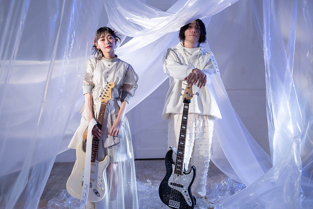ももすももす、耽美で官能的な「まともじゃないのがちょうどいいの」MV